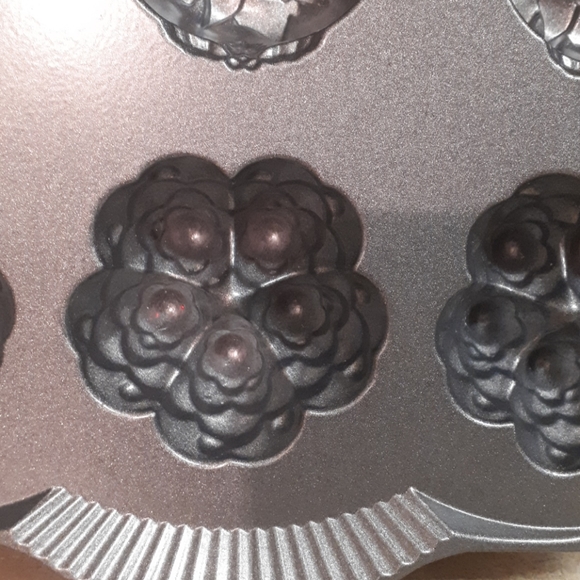 Nordic Ware holiday mini muffin pan - Picture 4 of 6